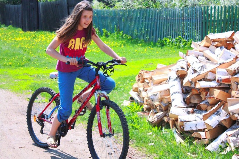 Девочка катается на велосипеде