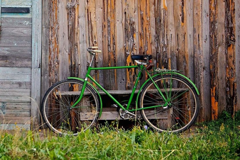 Велосипед у забора