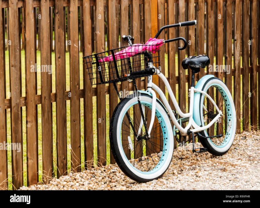 Детский велосипед у забора