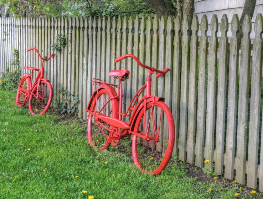 Велосипед с красными цветами