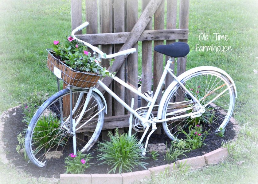 Велосипед в саду декор