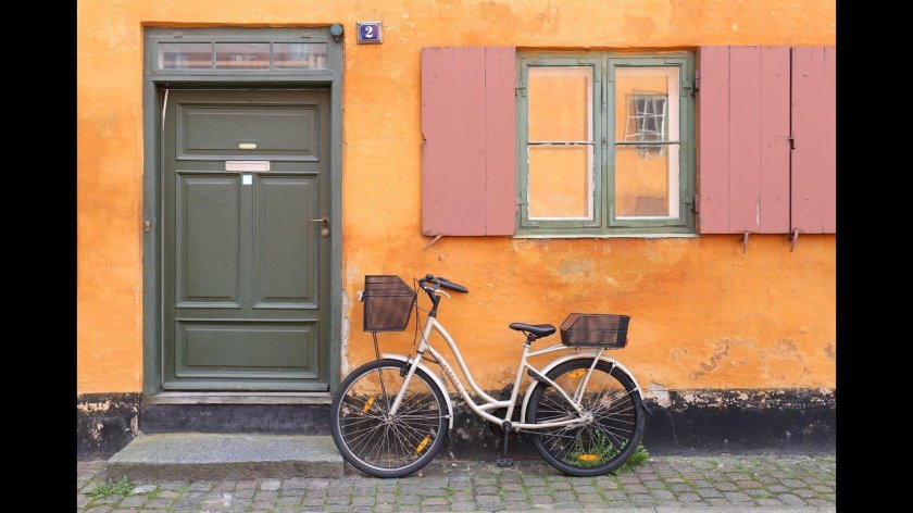 Велосипед рядом с домом