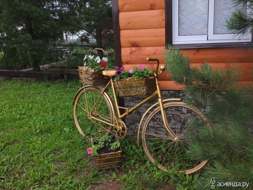 Клумба из старого велосипеда