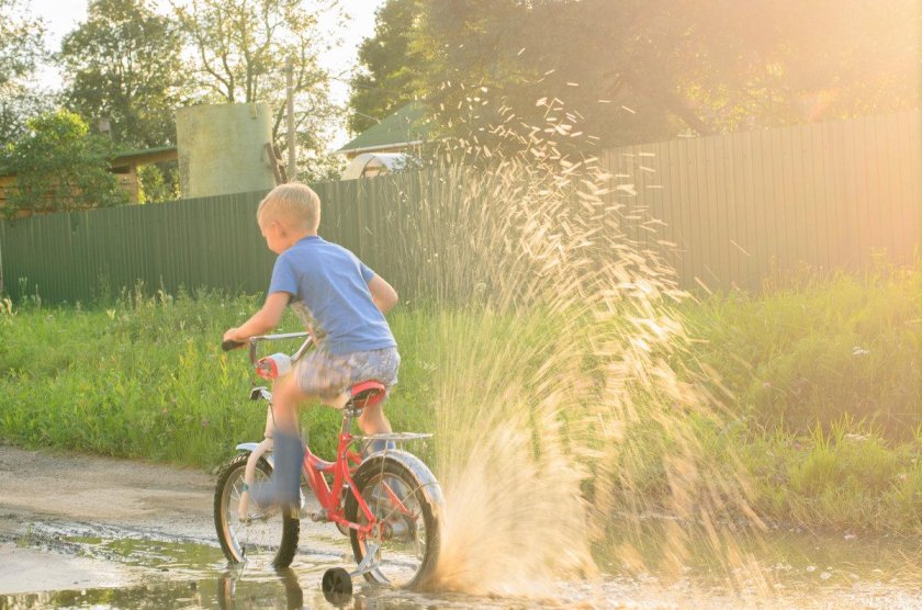 Мальчик на велосипеде