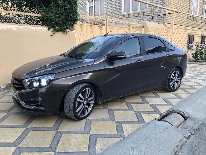 Лада Веста черная r16