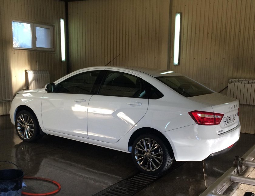 Лада Веста белая r16