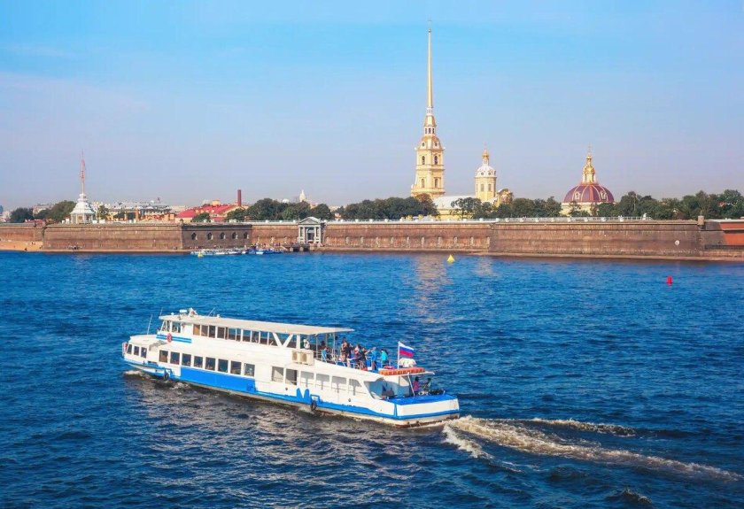 Прогулка на теплоходе по Неве в Санкт-Петербурге