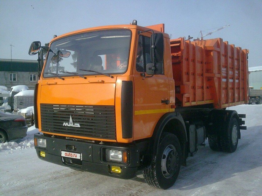 Белый оранжевый мусоровоз МАЗ 5340