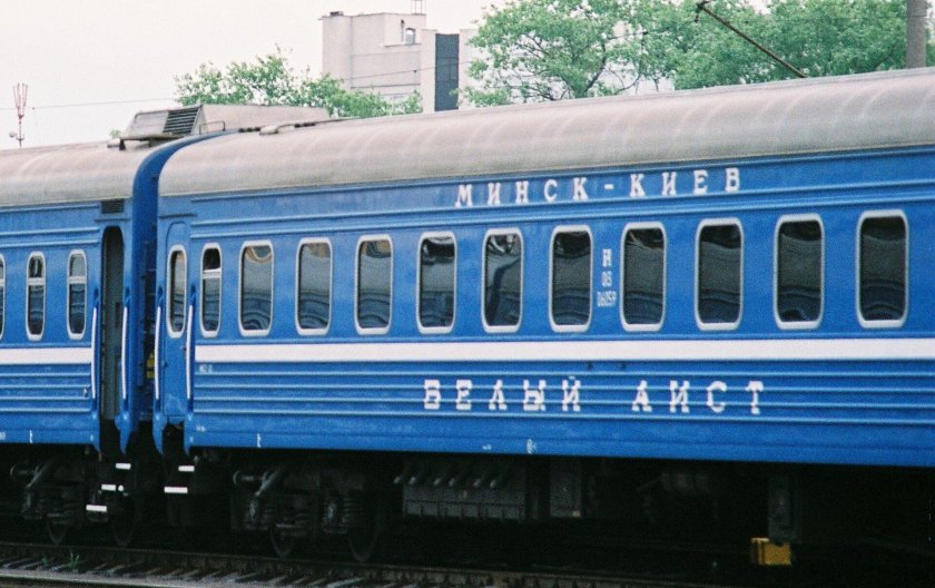 Фирменный поезд белый Аист