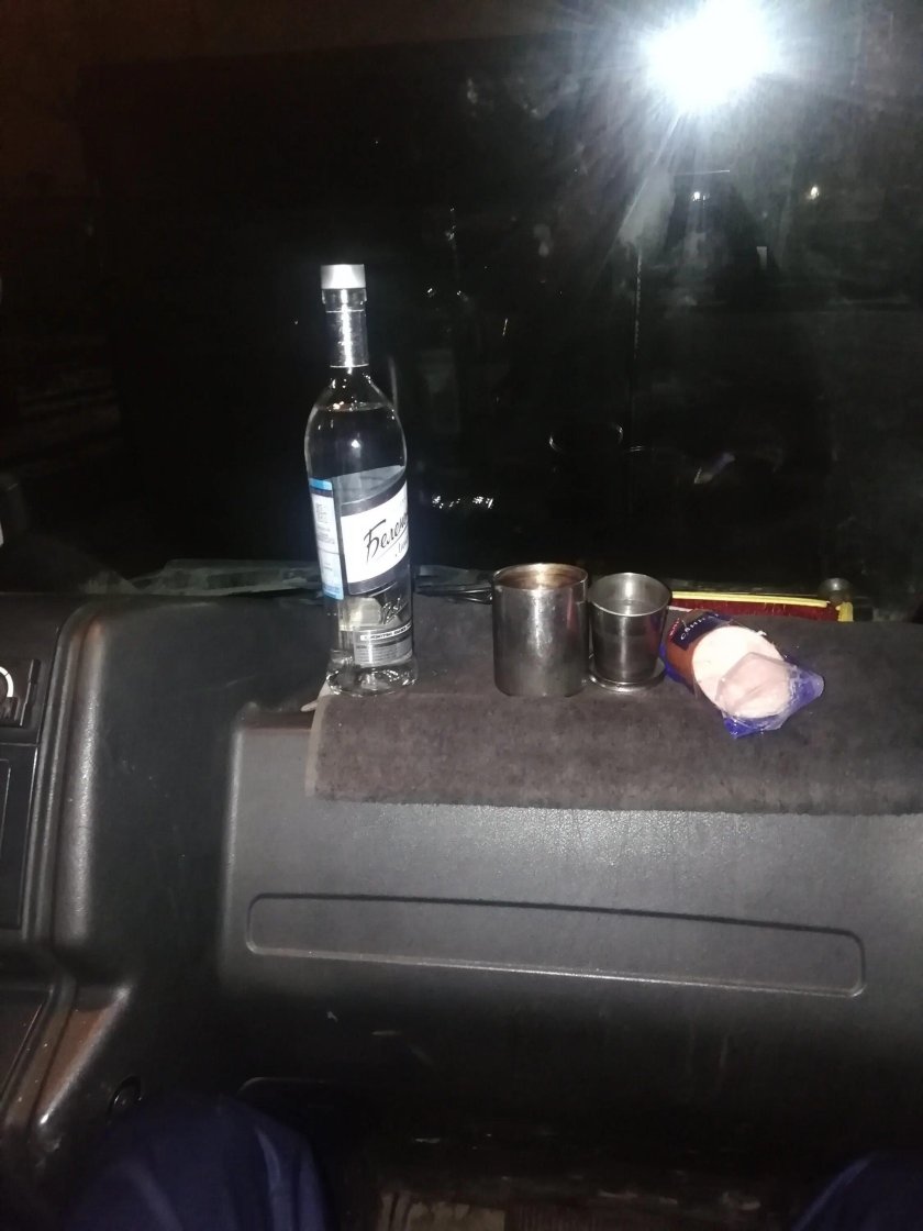 В салоне машины с бутылкой