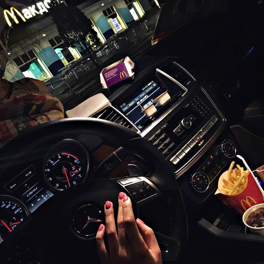 Девушка в салоне машины