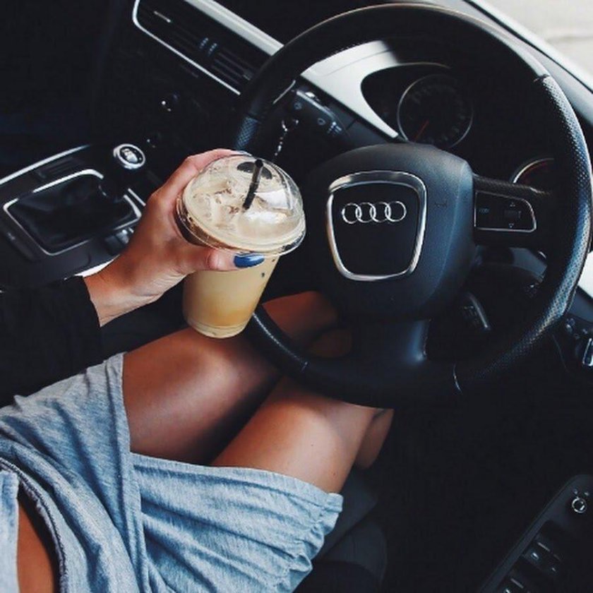 Девушка за рулем Ауди