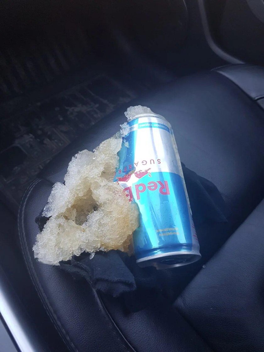 Энергетики в машине ночью