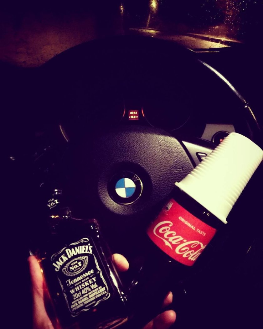 Бутылка виски в авто