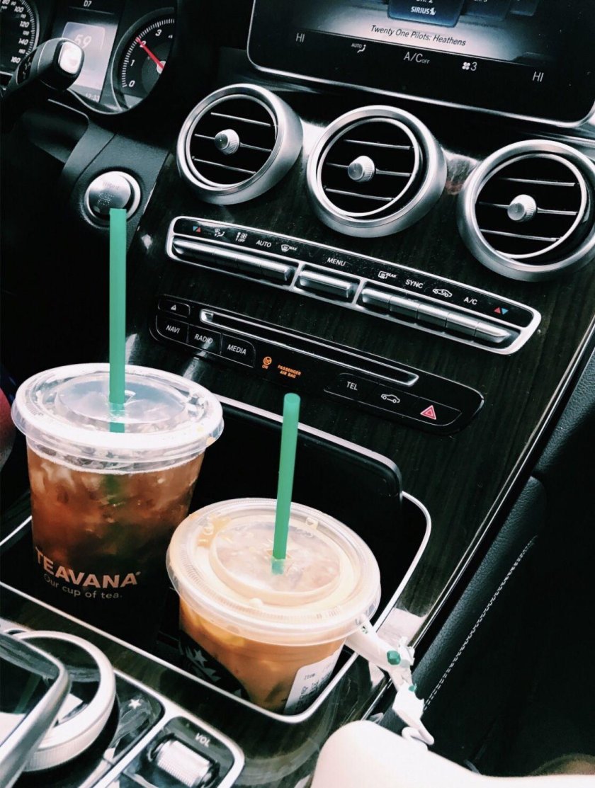 Стаканчик кофе в машине