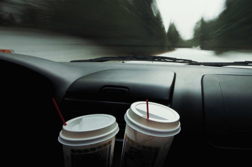 Стаканчик кофе в машине