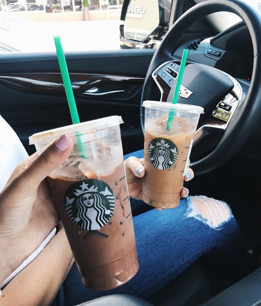 Стаканчик кофе в руке Старбакс