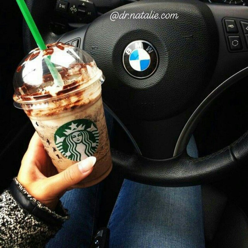 Кофе в руке в машине