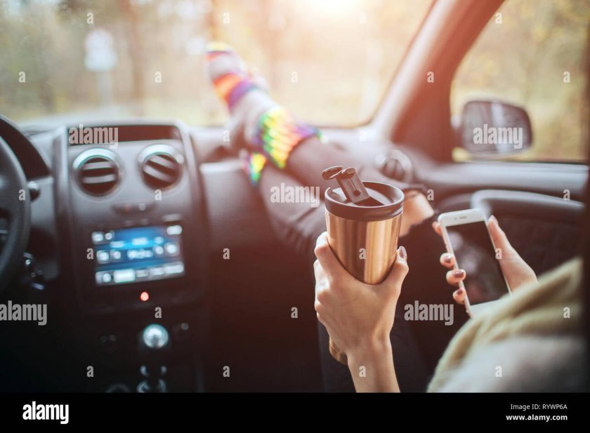 Пить кофе в машине