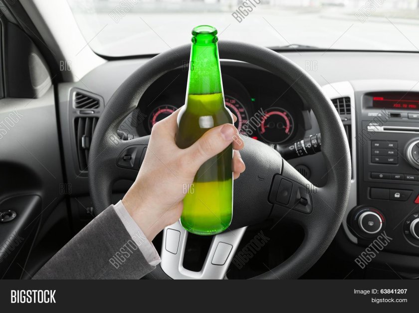 Бутылка пива в руке