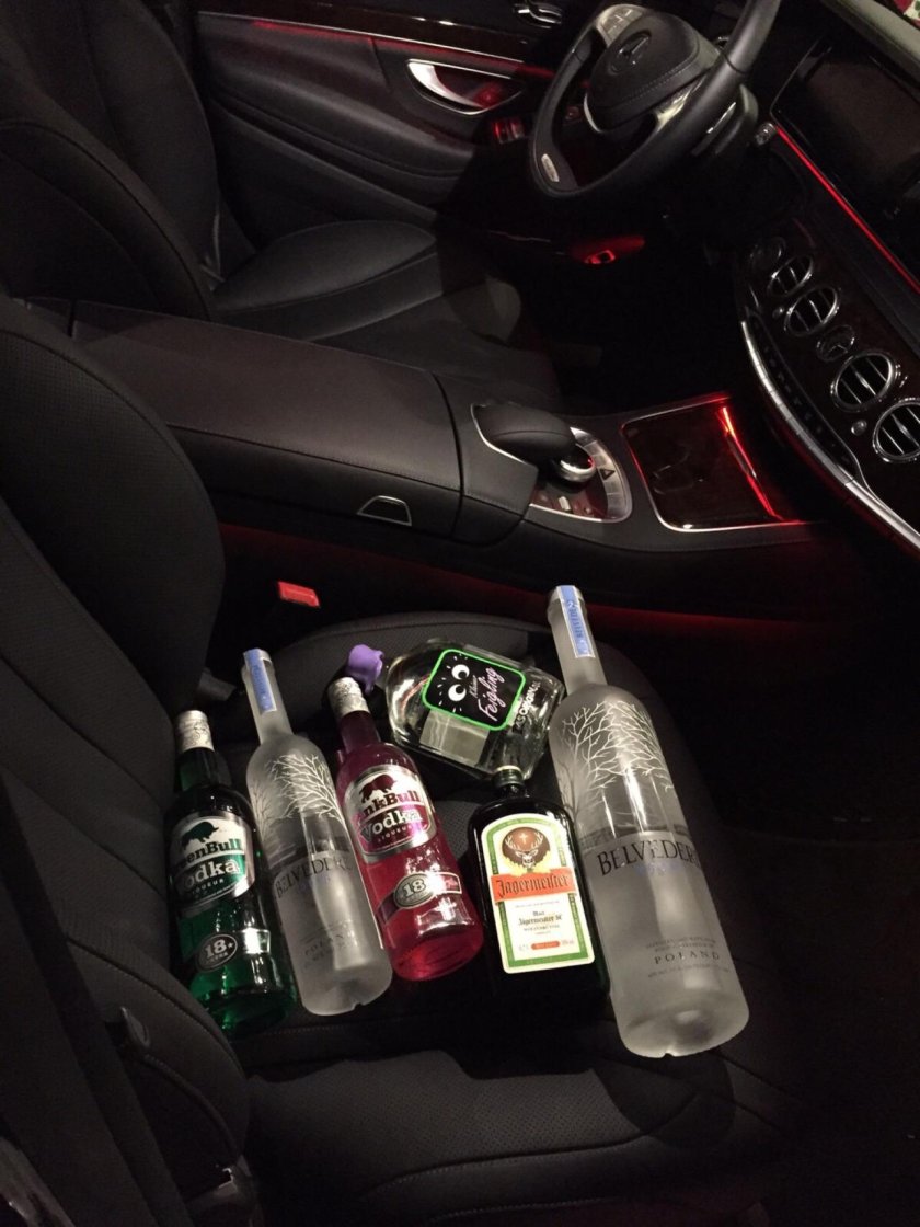 Выпивка в машине