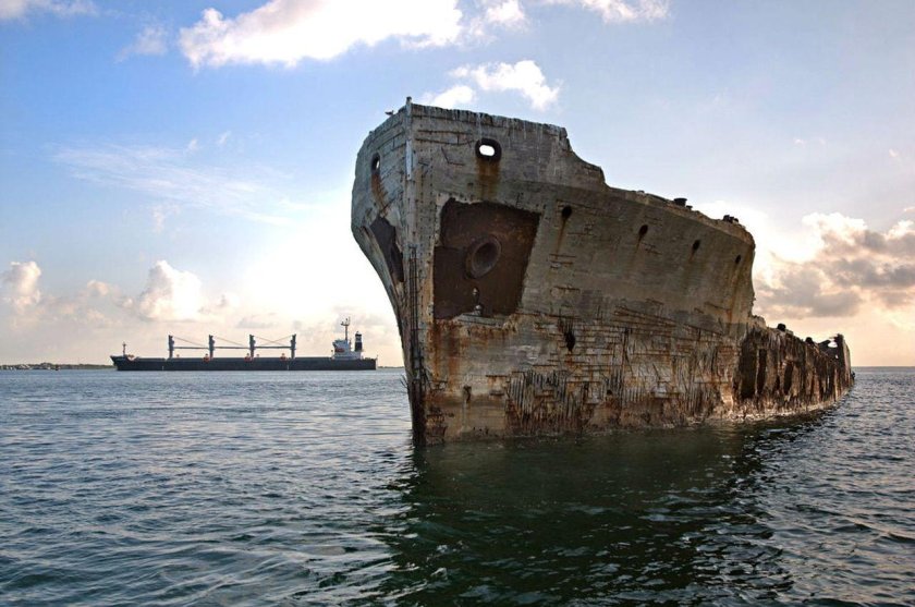 Бетонная баржа