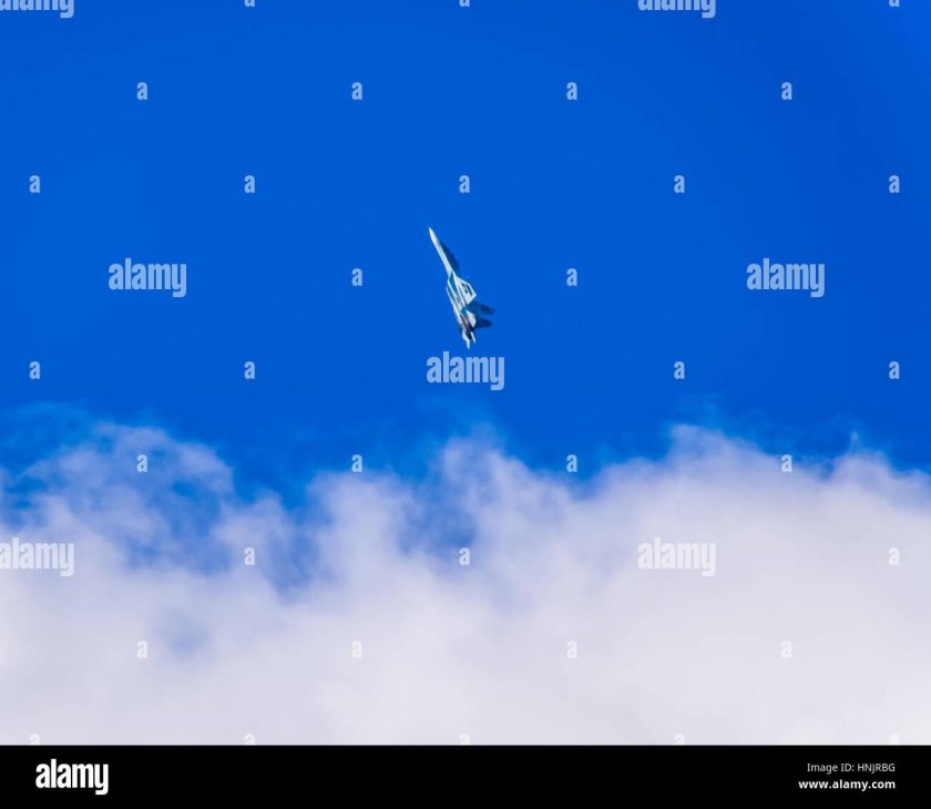 Отражение военных в небе