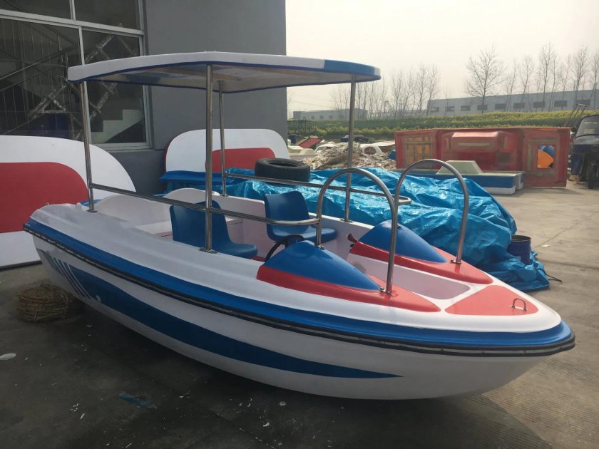 Корпус модели катера из стеклопластика