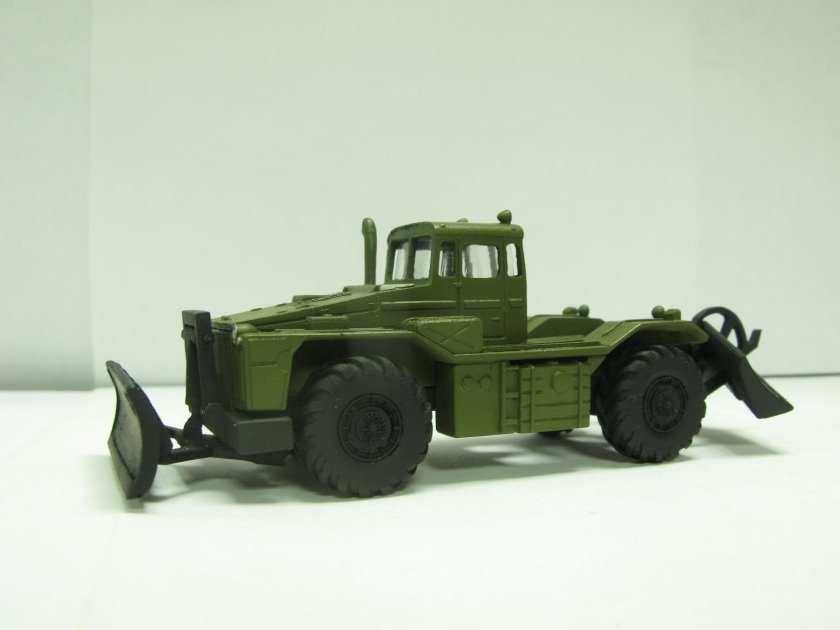 Военный тягач МАЗ 538