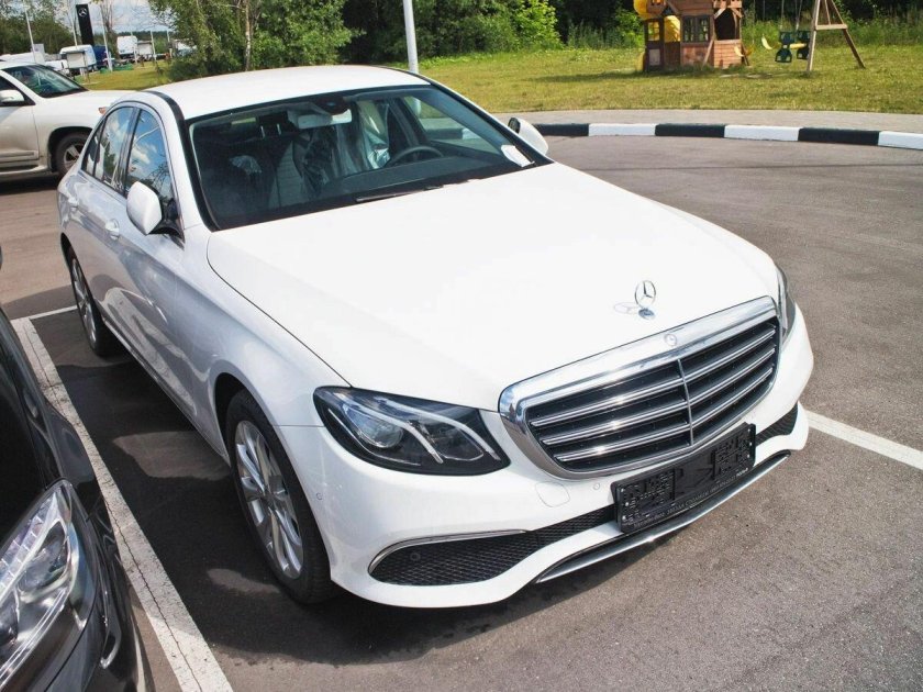 Мерседес е220 белый