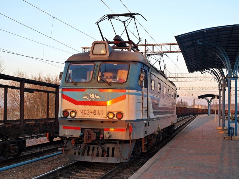 Электровоз чс2к с пригородным поездом