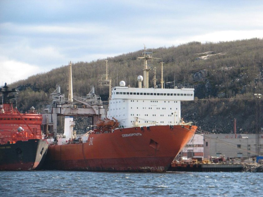 Лихтеровоз Севморпуть в Мурманске