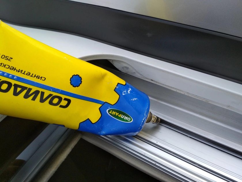 Смазка для автомобильных люков