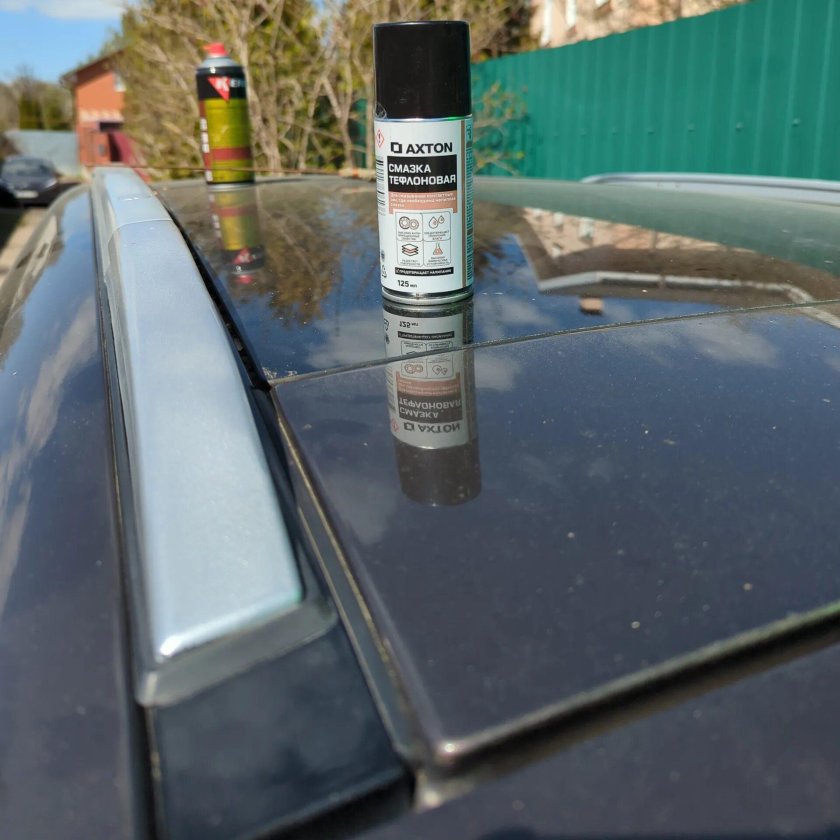 Обслуживание панорамной крыши силиконовой смазкой