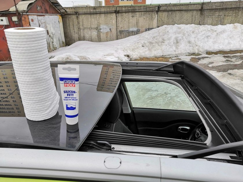 Обслуживание панорамной крыши силиконовой смазкой