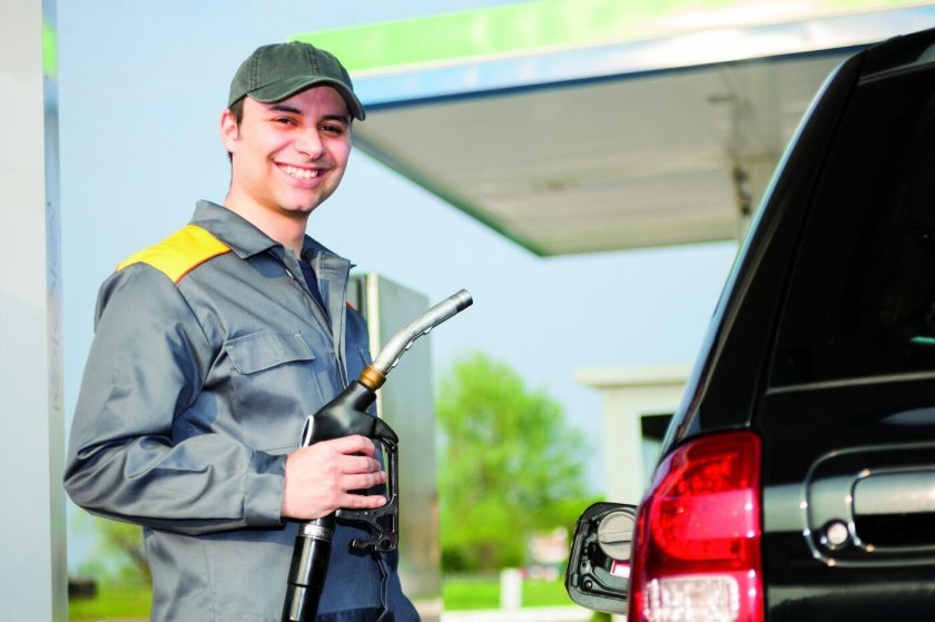 Автозаправщик на АЗС