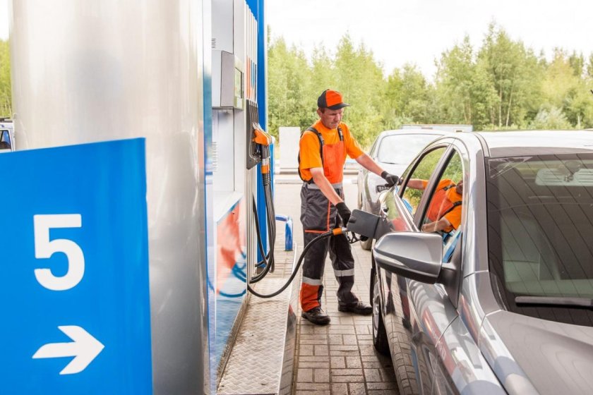 Автозаправщик на АЗС