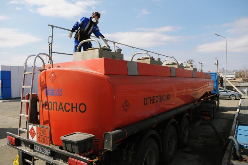 Слив бензина с автоцистерны на АЗС