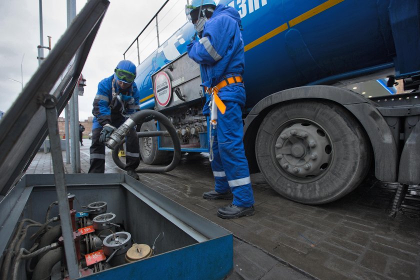 Слив топлива в резервуары на АЗС