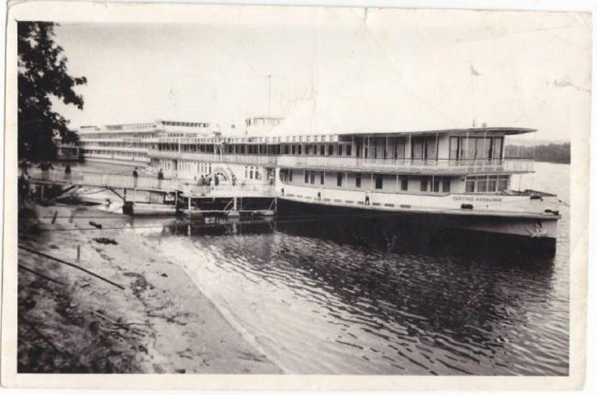 Пароход Дмитрий Фурманов колесный