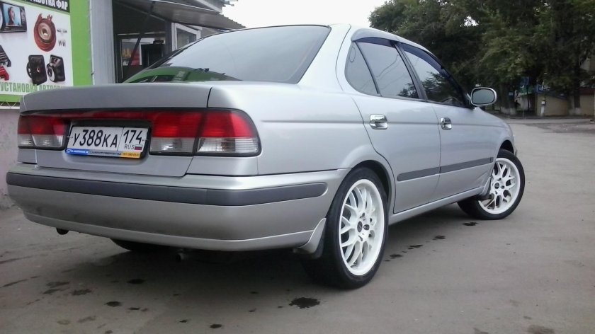 Nissan Sunny b15 r17