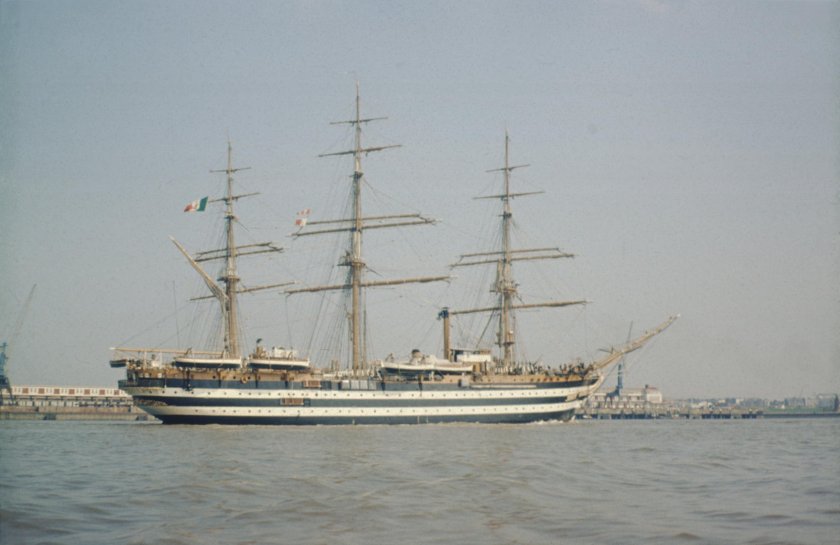 Amerigo Vespucci контейнеровоз