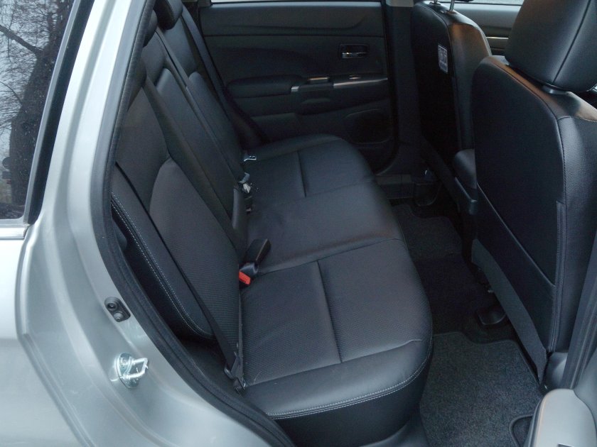 Мицубиси ASX салон сзади