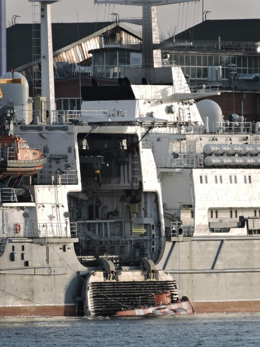 Корабль с откидным носом