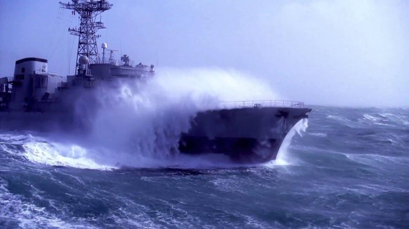 Военный корабль в шторм
