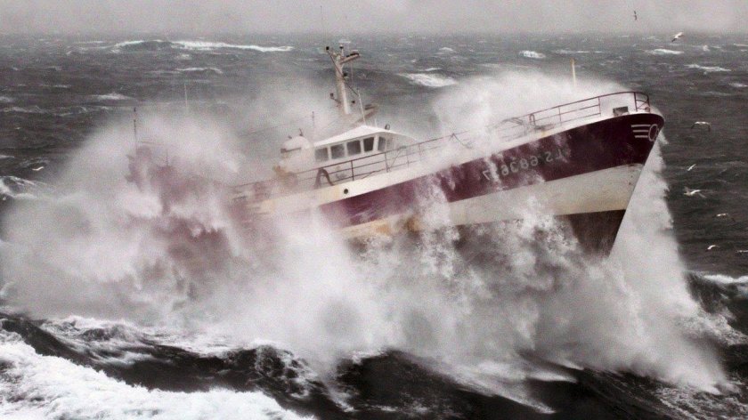 Судно в шторм