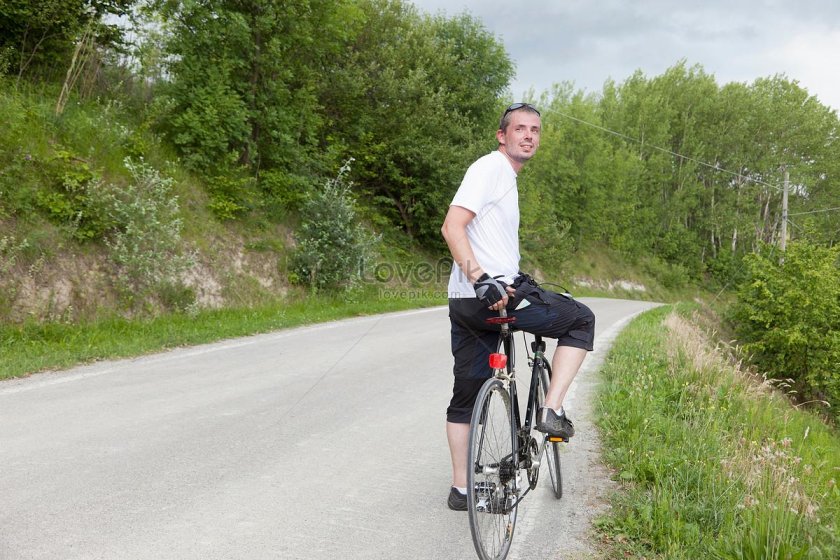 Велосипедисты на грунтовой дороге