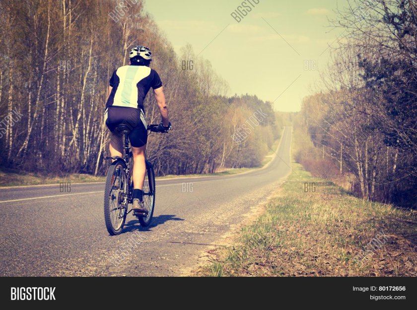 Велосипедист со спины