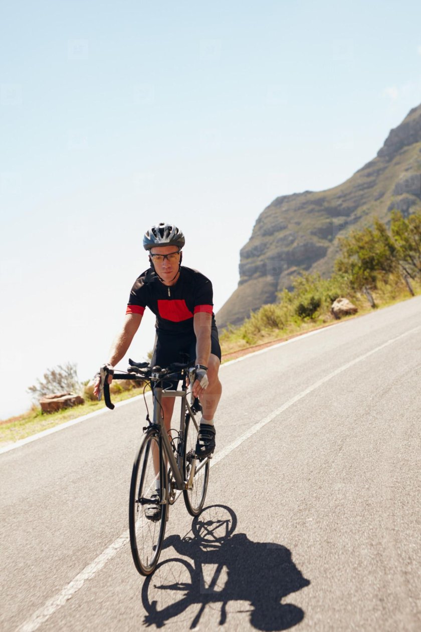 Велосипедист едет