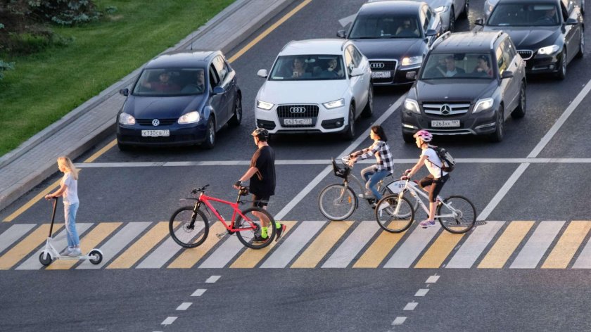 Человек с самокатом на дороге